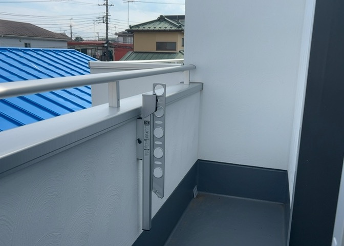 バルコニーは、室外の専用スペースのうち、「屋根がなく開放された空間」であるものを指します。ベランダより広いタイプのものが多く、日当たりもよいため家庭菜園などを楽しみたい人にとって適した環境となります。