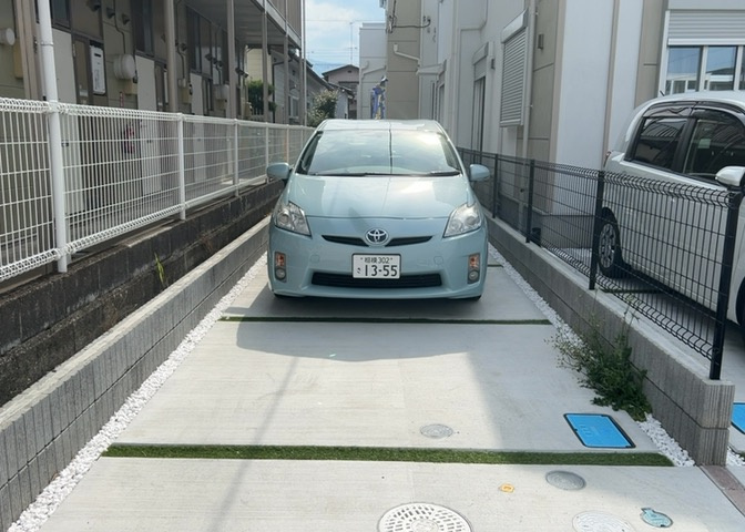駐車場と明記されていても、最小スペースでつくられた駐車場だと大型車は駐車できなかったり、出入りしにくくなったりする可能性があります。お車のサイズと購入したい物件の駐車場のサイズを現地で確認しましょう。