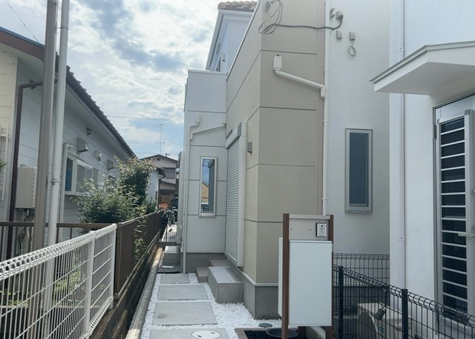 庭があることでガーデニングや家庭菜園はもちろん、こどもの遊び場やペットを放して遊ぶことができます。また、家の周囲に余裕があるということです。隣地との間があれば、十分な日当たりと、風通しが確保できます。