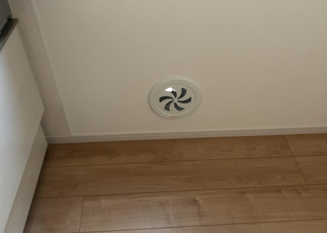 1日中建物内の換気が行われるように設計された仕組みです。気密性の高い住宅は、家に籠った空気でシックハウス症候群になる可能性がありますが、24時間換気システムであれば計画的な換気で対策が可能です。