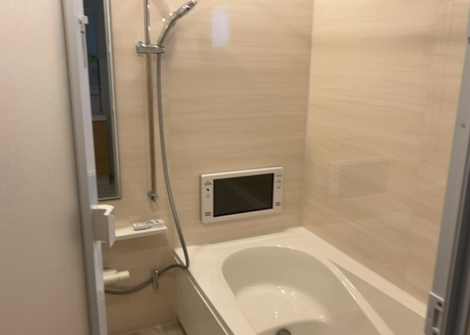 入浴時の快適さも大事なことですが、綺麗な状態を維持できなければ気持ちよく入浴できません。毎日の掃除が楽という点は大事なポイントになります！カビが生えにくく掃除がしやすい、壁や浴槽を選ぶといいでしょう。