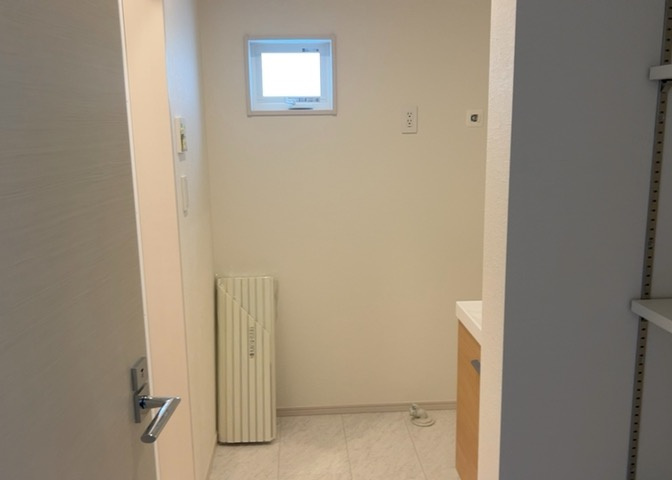 多くの戸建て住宅で見かける洗面脱衣所は、洗面台と洗濯機が2畳ほどのスペースに並べられていて、洗面所が脱衣所を兼ね備えている間取りが一般的です。お客様が利用することもある、パブリックな空間でもあります。
