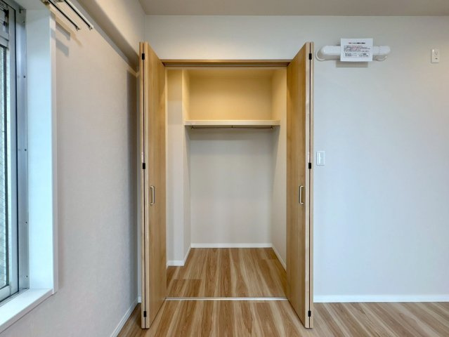 洋室のクローゼット開口部。枕棚とハンガーパイプが設置されており、お洋服や小物をすっきり収納できます。