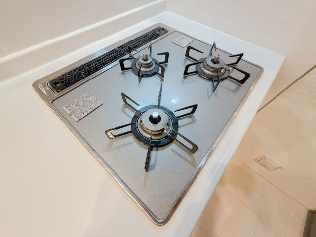 3口コンロで複数の料理を同時に進行可能。時短にも役立ちます。