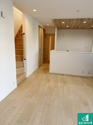 シンプルなリビングは、観葉植物等のインテリアを楽しめますね！パパ好みにも、ママ好みにも家具次第で雰囲気を変えることができます！