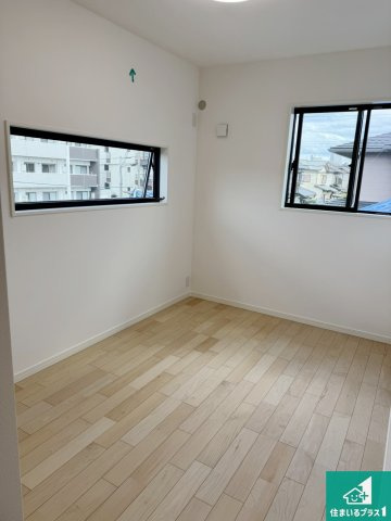 シンプルな洋室は、自分好みのインテリアが楽しめます♪ご家族とインテリアや家具を選びに行くのは物件購入時の醍醐味の一つです。ぜひお楽しみください♪