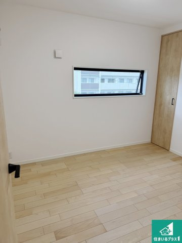 シンプルな洋室は、自分好みのインテリアが楽しめます♪ご家族とインテリアや家具を選びに行くのは物件購入時の醍醐味の一つです。ぜひお楽しみください♪