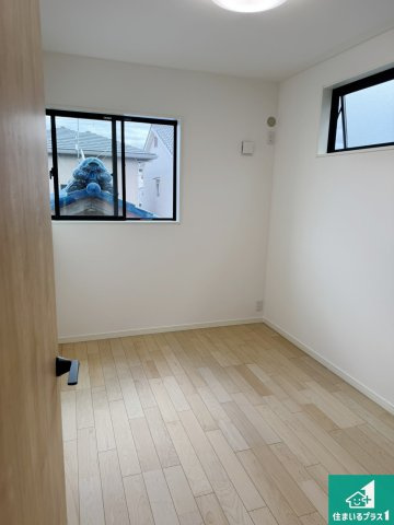 シンプルな洋室は、自分好みのインテリアが楽しめます♪ご家族とインテリアや家具を選びに行くのは物件購入時の醍醐味の一つです。ぜひお楽しみください♪