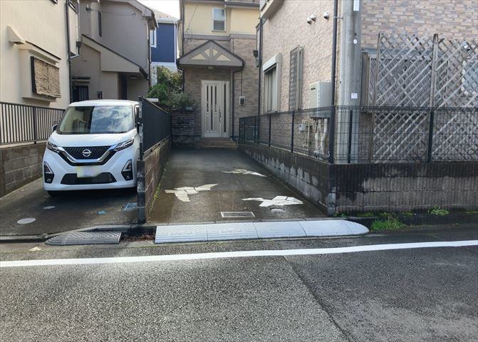 住宅用の土地では前面道路に2m以上接していなければならないと法律で定められています。しかし、お持ちの車のサイズやライフスタイルなどにより、2mでは利便が悪い場合もございますので、事前に確認しましょう。