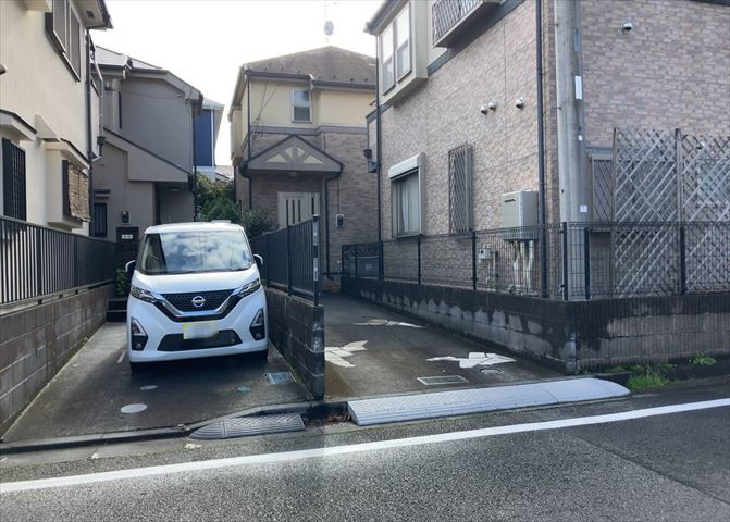道幅が広い場所は日当たりや風通が良好です。幅が広いのですれ違いも可能ですし大きな車でも駐車可能！一方で、大型車が通ることも多くなるため交通量の増加により騒音に繋がります。また土地の値段が高くなります。