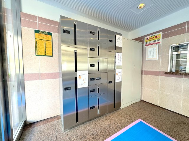 宅配ボックス　不在時でも荷物を受け取れる便利な宅配ボックスを完備。共働きのご家庭やネットショッピングをよく利用される方にも嬉しく、再配達の手間を省いて日々の生活をより快適にサポートします。