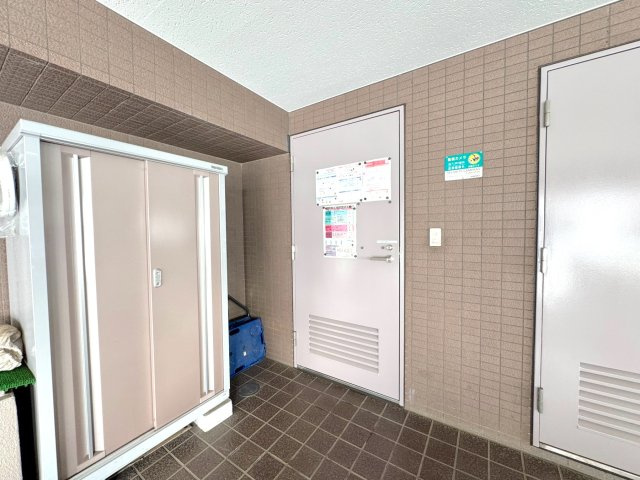 ゴミ置き場　敷地内にはきれいに管理された共用スペースがございます。2019年には大規模修繕工事も実施されており、建物全体が良好な状態に保たれています。快適なマンションライフを支える安心の環境です。