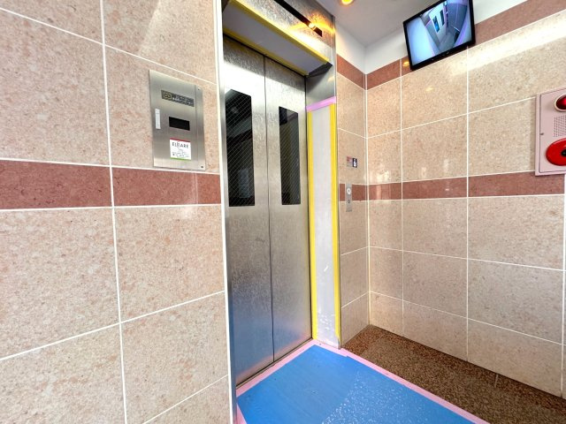 エレベーター　2022年11月にリニューアル工事が実施された綺麗なエレベーターです。日々のフロア移動が快適に行えるほか、お買い物帰りのお荷物が多い時やベビーカーでのご移動もスムーズに行えます。