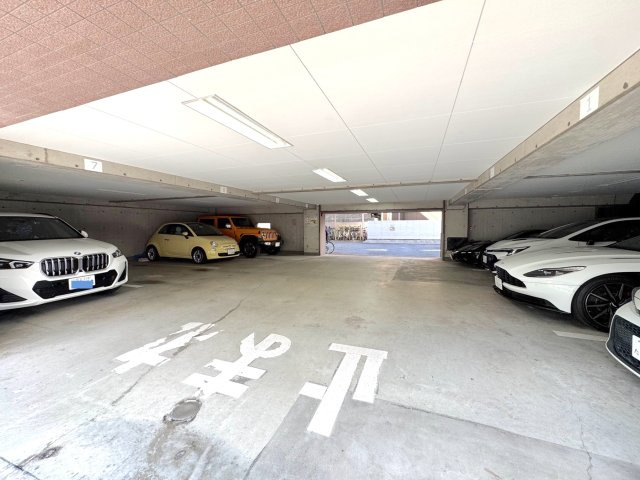 駐車場　敷地内駐車場（月額25、000円～27、000円）がございます。お車をお持ちの方にも嬉しい環境で、休日のお出かけの幅も広がります。※最新の空き状況につきましてはお気軽にお問い合わせください。