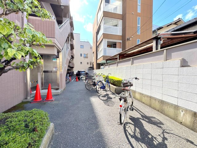 駐輪場　無償でご利用いただける駐輪場がございます（空き状況要確認）。サミットストア（徒歩1分）への毎日のお買い物や、近隣の公園へのちょっとしたお出かけにも自転車が活躍する便利な立地です。