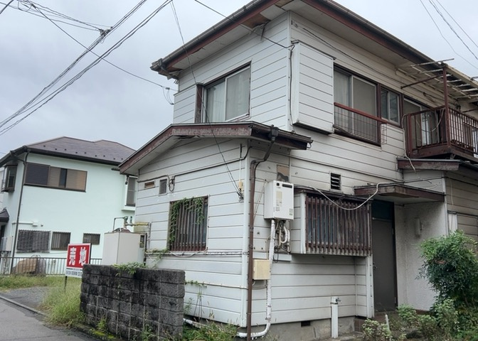 土地の形が極端に長細かったり、狭小地、あるいは道路との高低差がある傾斜地だった場合、後々売ろうとしても買い手がつかない場合もあります。後々、売却することになった時に価値の下がらない土地を選びましょう。