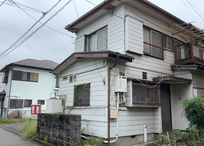 土地の面積＝住宅面積ではありません。建ぺい率の問題などで、土地のある場所によって住宅を建てられる面積は限られています。高さもしかり、「土地」という言葉の中には、建築条件も含まれると考えておきましょう。