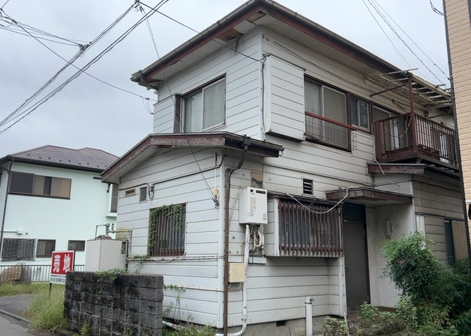 家を建てる場合、方位は要チェックです。現実的に日当たりのよい家ならばリビングは南側、建築基準法でも北側に当たる家への配慮は求められています。土地を見学に行く際は、方位磁針を持って行くようにしましょう。