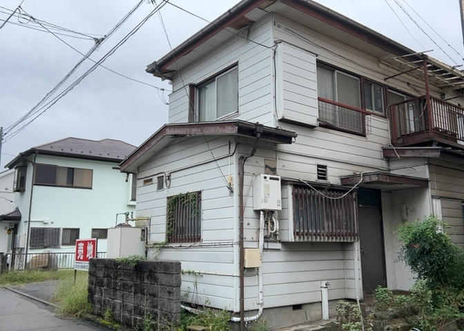 土地を買う際、住む地域の自治体や福祉の補助制度にも注目してみましょう。子供や老人の医療補助やゴミ出しのルールなど、自治体によってルールに大きな違いがあるため、暮らしやすい土地で判断するとよいでしょう。