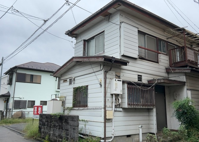土地の前の道路に消火栓が設置されていることがあります。この場合、道路交通法第45条第1項により、駐車禁止の場所が指定されています。そのため、車庫などの駐車スペースをつくることができない場合があります。