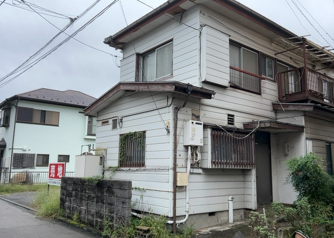 現地に行くなら、物件の周囲の地形がどうなっているかを見ることも大切です。周辺より低くなっている土地では、大雨などで水が集まりやすいため、地盤が弱くなっているということも考えられるため、注意が必要です。