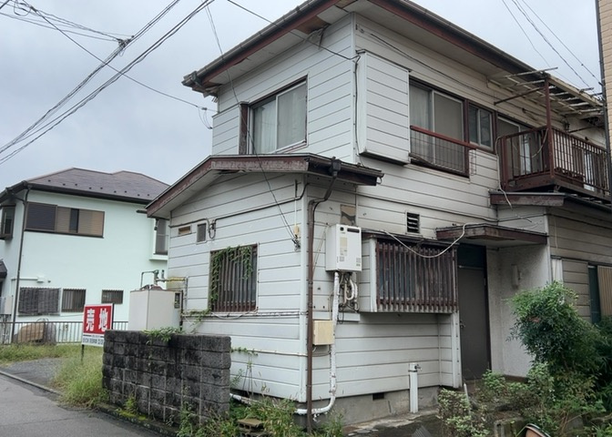 土地購入を検討されている場合、境界杭がない状態で購入してしまうと境界確定測量をする必要があり、費用がかかります。購入の前に、売主、隣土地所有者立ち合いのもと境界を確定し境界杭を設置するのがベストです。