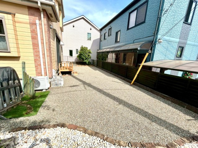 庭があることでガーデニングや家庭菜園はもちろん、こどもの遊び場やペットを放して遊ぶことができます。また、家の周囲に余裕があるということです。隣地との間があれば、十分な日当たりと、風通しが確保できます。