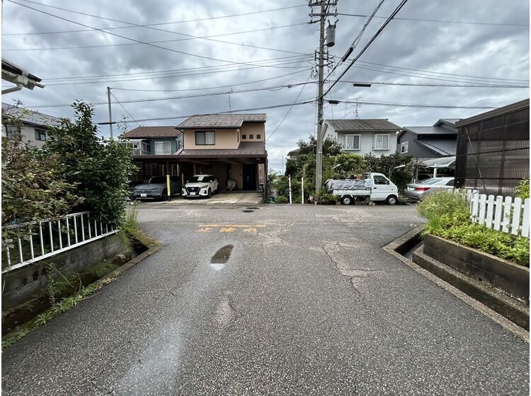 前面道路（北東）