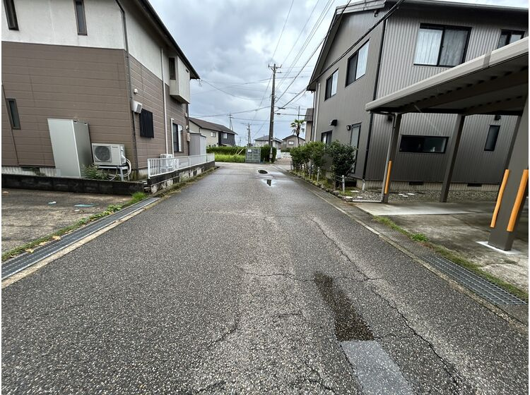 前面道路（北西）