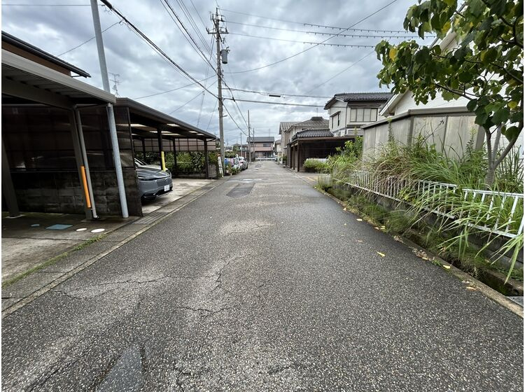 前面道路（北西）