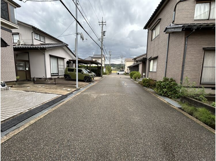 前面道路（北東）