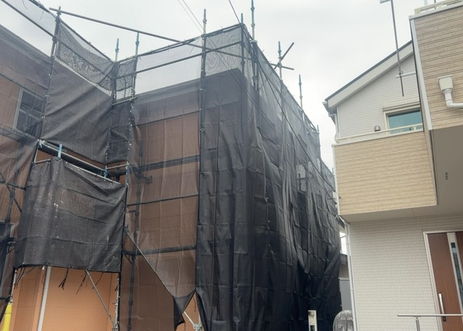 バルコニーは、室外の専用スペースのうち、「屋根がなく開放された空間」であるものを指します。ベランダより広いタイプのものが多く、日当たりもよいため家庭菜園などを楽しみたい人にとって適した環境となります。
