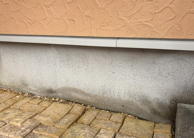床下換気口は、床下に湿気がこもることを防ぎ、効果的に換気を行うために設置されています。床下換気口が設置されていない建物は、基礎パッキング工法などにより換気を行なっています。詳細は現地でご確認ください。
