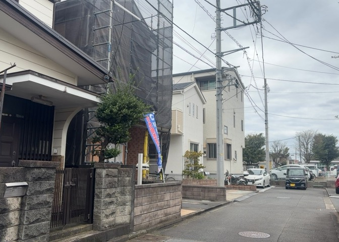 南側道路の場合は長い時間光を入れ込むことができるため、庭やリビングを道路側に持ってくることが多く土地価格も高い傾向にあります。一方北側道路だとリビングや庭が南側になりプライバシーを守ることができます。