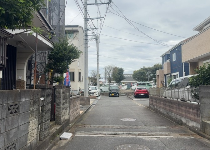 東側道路の場合は居室を南向きに設計しやすいため、朝日が入りやすいというメリットがあります。一方、西側道路も東側同様に居室を南向きに設計しやすいのですが、住宅地だと朝日が入りにくいという弱点があります。