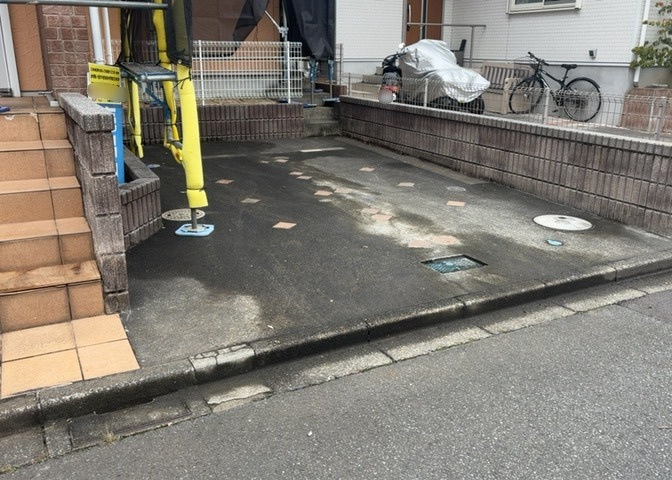車一台あたりに必要なスペースは、標準サイズの普通自動車で横幅2m50cm、長さ5mは必要になります。ただし、乗降のことも考慮して横幅3m30cm、長さ5m50cmほどは確保できるところを選びましょう。