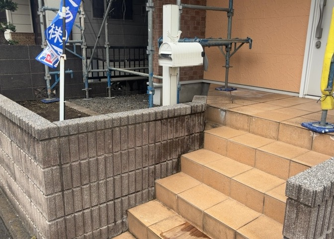 庭のある家に住むことのメリットとして、子どもたちの遊び場を確保できること、ガーデニングや家庭菜園を楽しめること、明るさを確保できることがあります。また、配置を工夫することでプライバシーが確保できます。