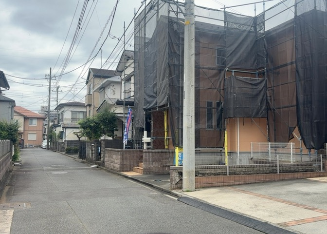住宅用の土地では前面道路に2m以上接していなければならないと法律で定められています。しかし、お持ちの車のサイズやライフスタイルなどにより、2mでは利便が悪い場合もございますので、事前に確認しましょう。