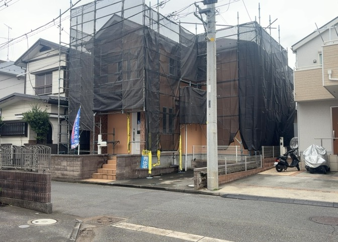 道幅が広い場所は日当たりや風通が良好です。幅が広いのですれ違いも可能ですし大きな車でも駐車可能！一方で、大型車が通ることも多くなるため交通量の増加により騒音に繋がります。また土地の値段が高くなります。