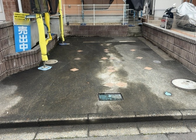 駐車場と明記されていても、最小スペースでつくられた駐車場だと大型車は駐車できなかったり、出入りしにくくなったりする可能性があります。お車のサイズと購入したい物件の駐車場のサイズを現地で確認しましょう。