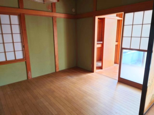 2階洋室：建具や照明器具によって和風にも洋風にも変えられる雰囲気をもったお部屋