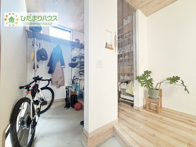 開放感あふれる広々玄関が住まいの第一印象を演出。ベビーカーやアウトドア用品もすっきり収納できる大容量シューズクローク付き。木目調で統一された温もりある空間。　※掲載写真は入居前に撮影したものです。