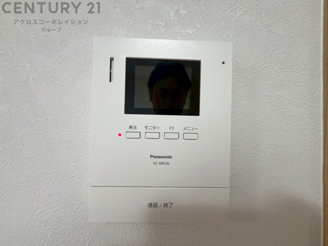 訪問者が来たときにテレビ画面で確認できるため、安心してドアを開けられます。録画機能があるものもあり、留守中に来訪者を記録しておくことができます。利便性が高く、セキュリティ面でも安心です。