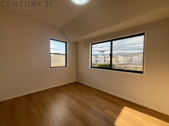 子供部屋…創造性や成長を促す遊びの空間を提供。学習や趣味に集中できる環境を整えます。個別のプライベートスペースは自己表現と自立心を育み、心地よい睡眠環境を整えリラックスできる場所を提供。