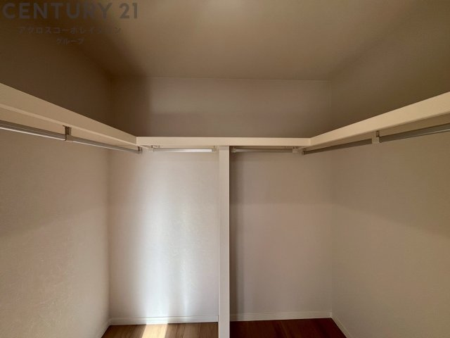 ウォークインクローゼットは、歩いて入れるタイプの収納スペースで、衣類や小物を整理しやすいのが特徴です。一般的なクローゼットよりも広く、収納力が高いため、家の中をすっきり保つのに役立ちます。