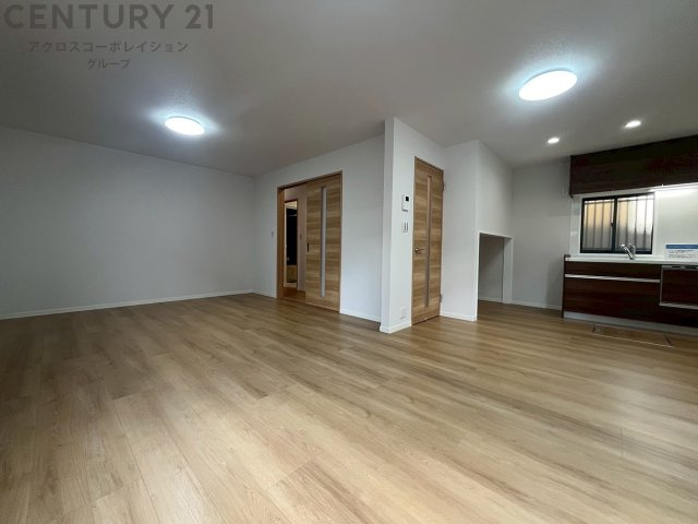 2025年12月リフォーム物件。リフォーム内容（キッチン新調、トイレ新調、洗面台新調、外壁塗装、屋根塗装、クロス張替、フローリング上張り、網戸張替、クッションフロア貼替、ハウスクリーニングなど）