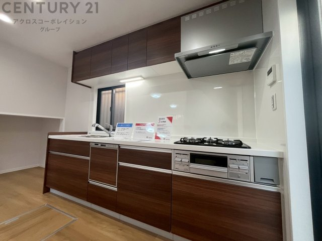 壁付けシステムキッチンはスペースの最大限の有効活用が可能で、動線がスムーズになり調理や準備が快適で効率的に行えます。収納スペースや吊り戸棚が設けられ、調理器具や食器類をスマートに収納できます。