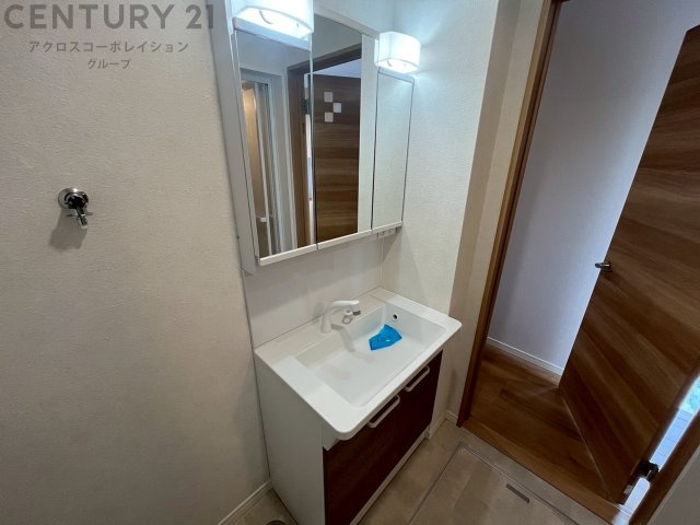 化粧品や洗顔料、歯ブラシなどの必需品をまとめて置ける収納スペースがあり、使用するたびに取り出す手間が省けます。また、水回りのため、濡れても大丈夫な素材が使用されており、お手入れが簡単です。