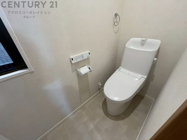 温水洗浄便座付トイレは温水洗浄機能により、暖かい水でおしりを洗浄することができ、冷たい水を使う従来の便座に比べ、温水洗浄機能で暖かいトイレを提供し、快適な使用を可能にします。