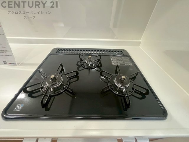 多数の調理器具を同時に使用でき、料理の効率化が可能。省エネで節約になり、様々な料理スタイルに適応できます。また、火力調整が独立しており、手入れや掃除もしやすく、今よりもっとお料理が楽しくなるかも。